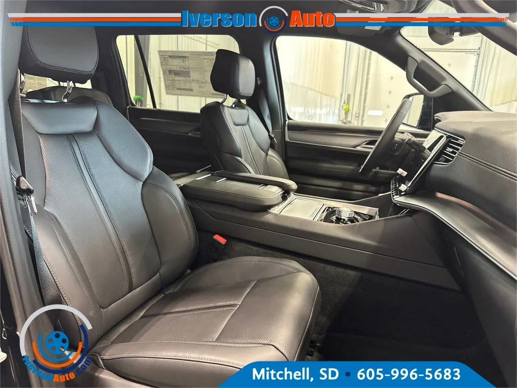 New 2026 High Gloss Black Exterior Paint Jeep Limited Altitude image 31