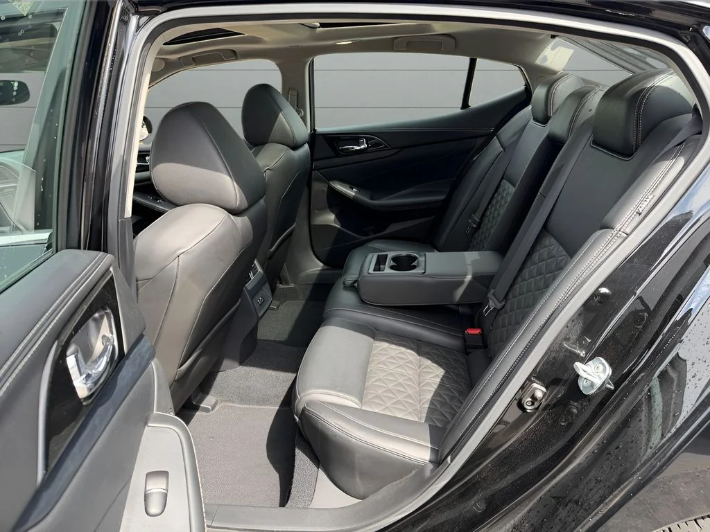 Used 2021 Black Nissan Platinum image 20