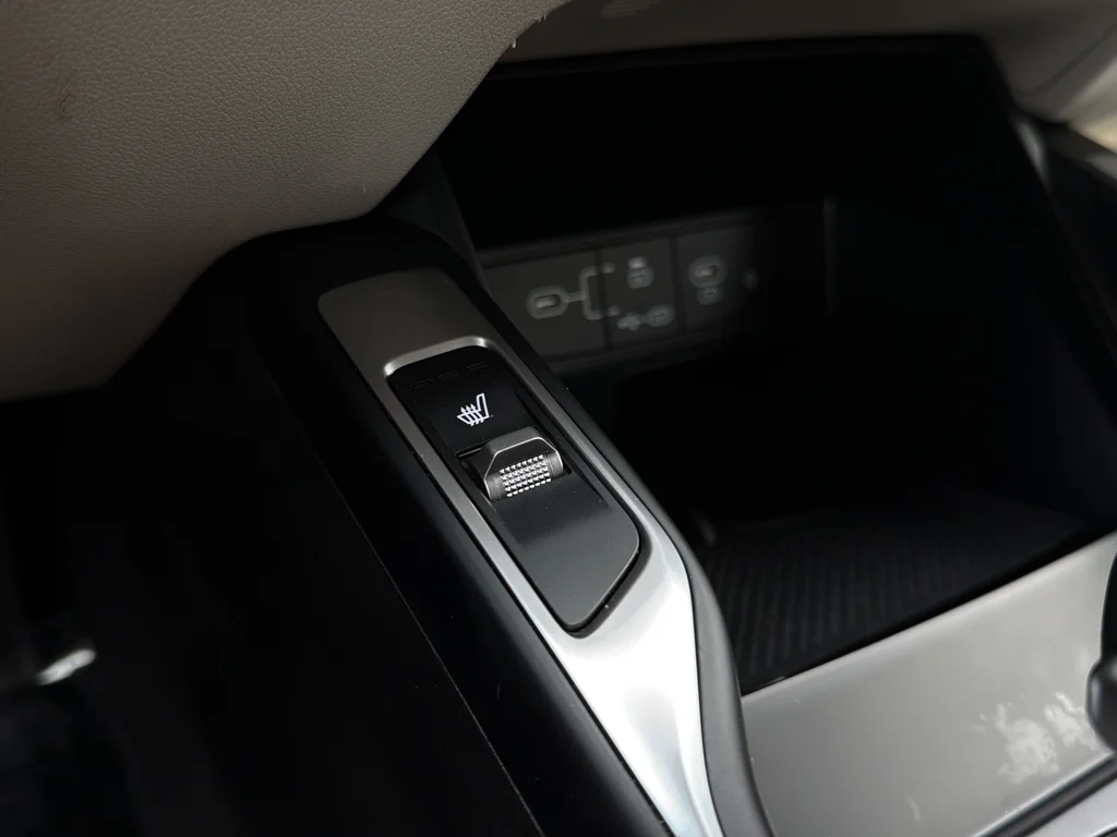 Used 2024 Glacial White Pearl Kia S image 31