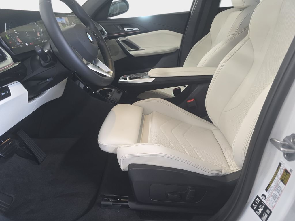 New 2026 Mineral White Metallic BMW xDrive28i image 15