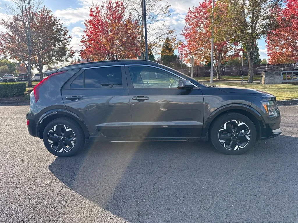 Used 2023 Graphite Gray Kia Wind image 8