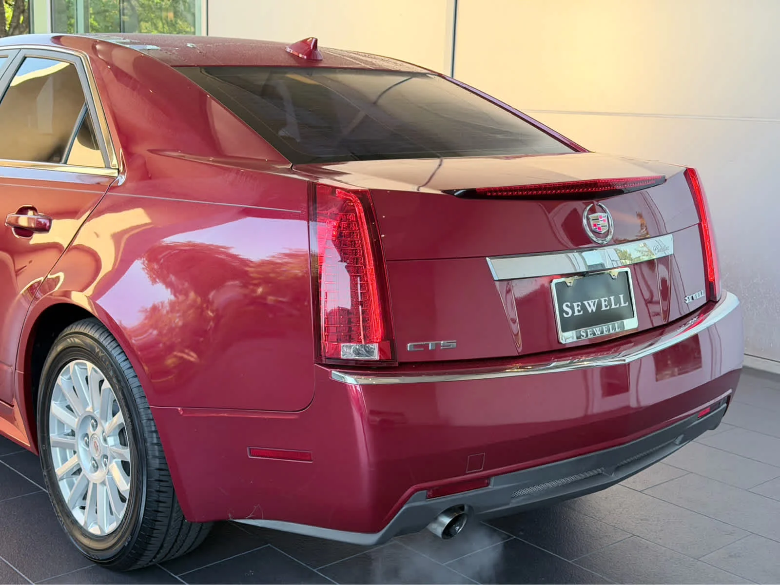 Used 2011 CRYSTAL RED TINTCOAT Cadillac Luxury image 10