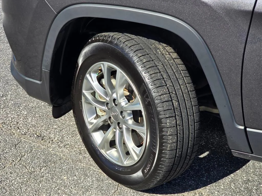 Used 2022 Gray Jeep Latitude Lux image 25