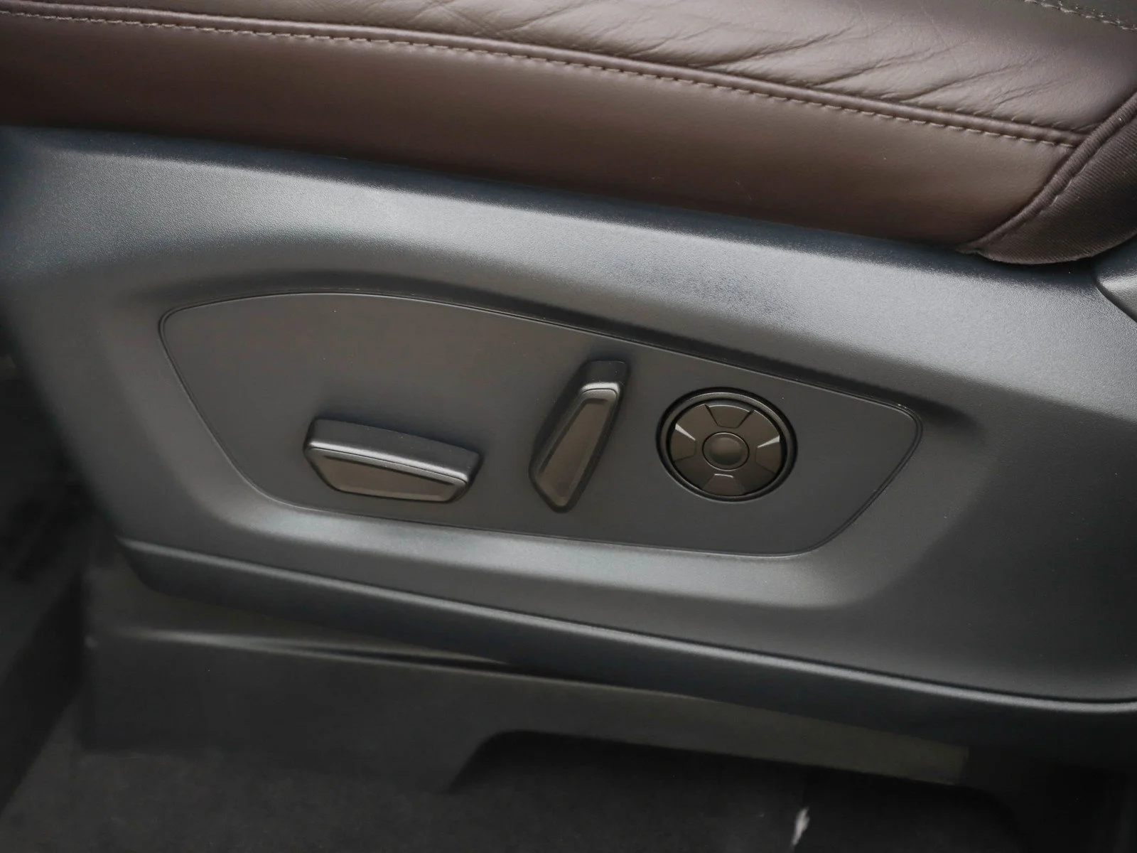 Used 2025 White Metallic Ford Platinum image 26