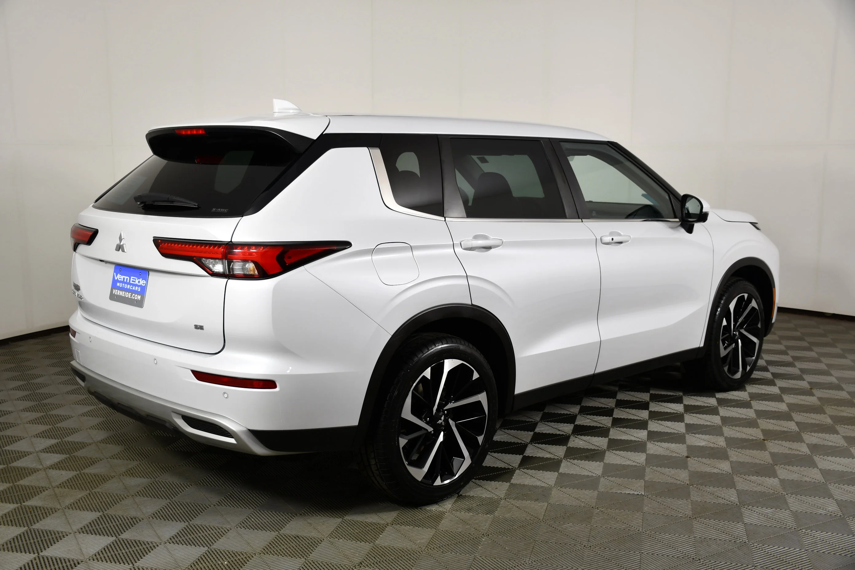 Certified Used 2023 White Diamond Mitsubishi SE image 6
