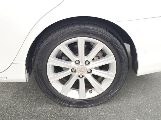 Used 2012 White Toyota XLE image 33
