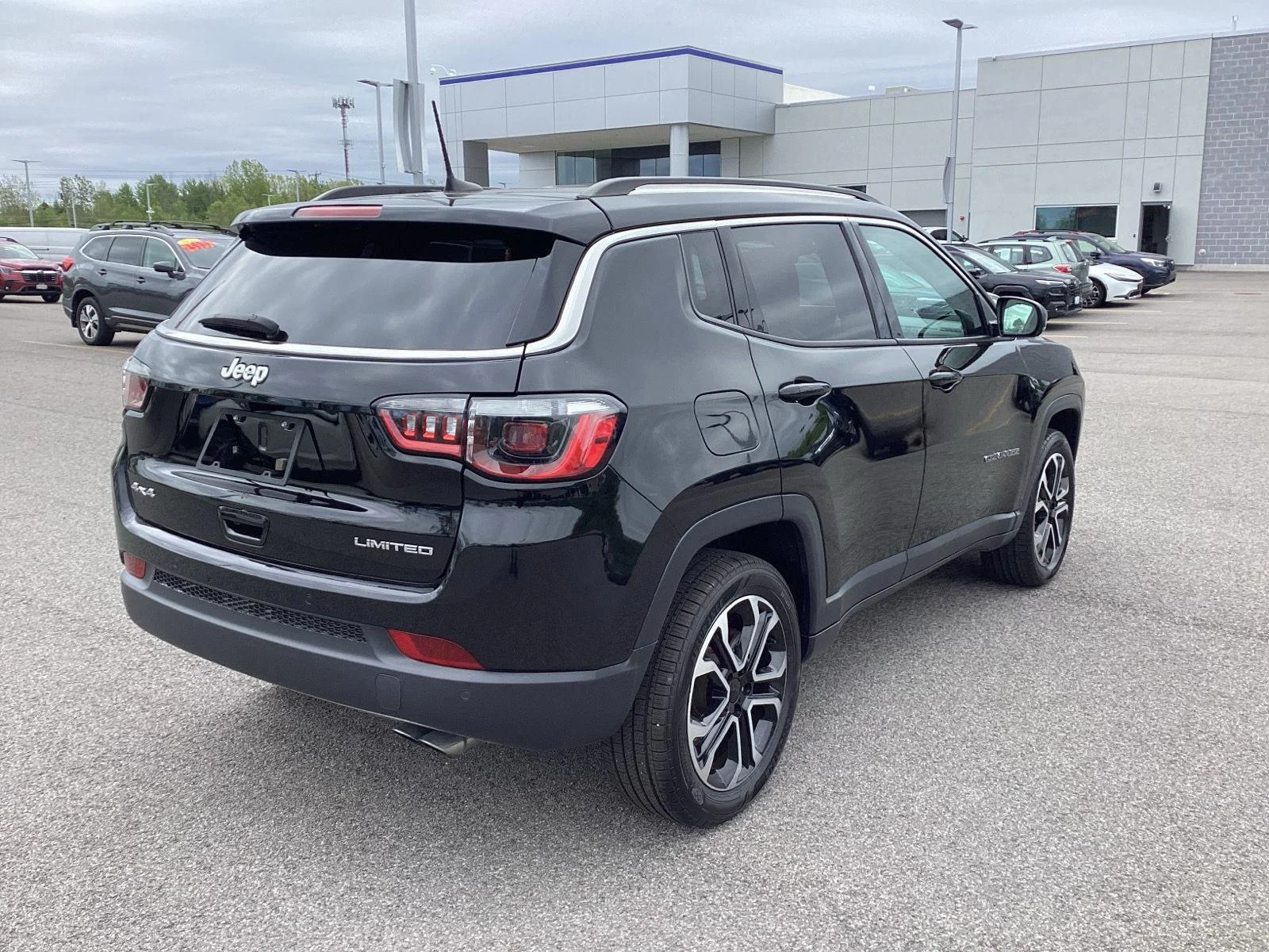 Used 2022 Diamond Black Crystal Pearlcoat Jeep Limited image 8