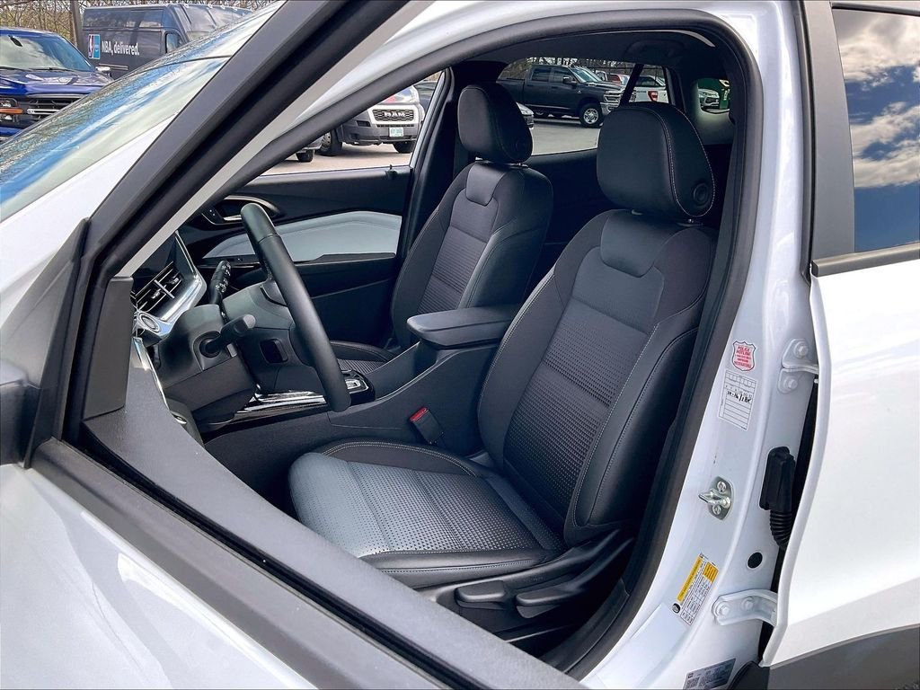 Used 2025 White Chevrolet LT image 9