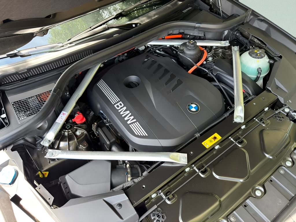 New 2026 Manhattan Green Metallic BMW xDrive50e image 24