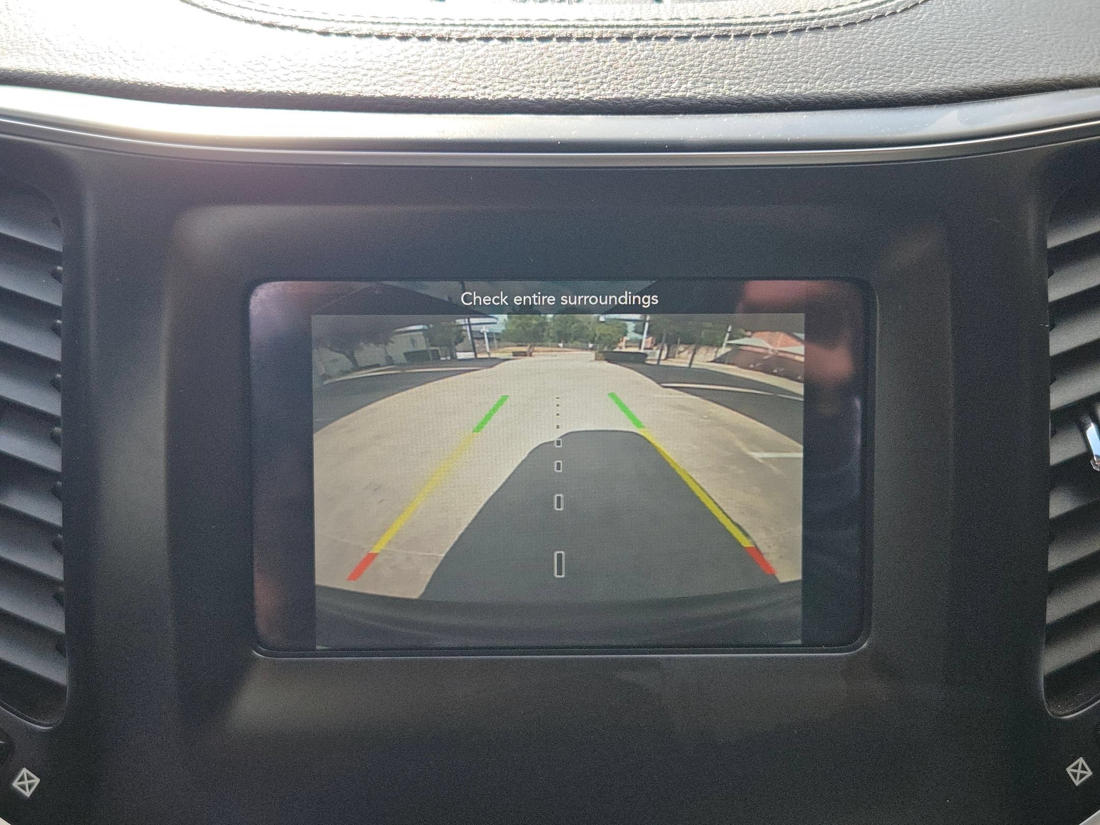 Used 2019 Diamond Black Crystal Pearlcoat Jeep Latitude image 18