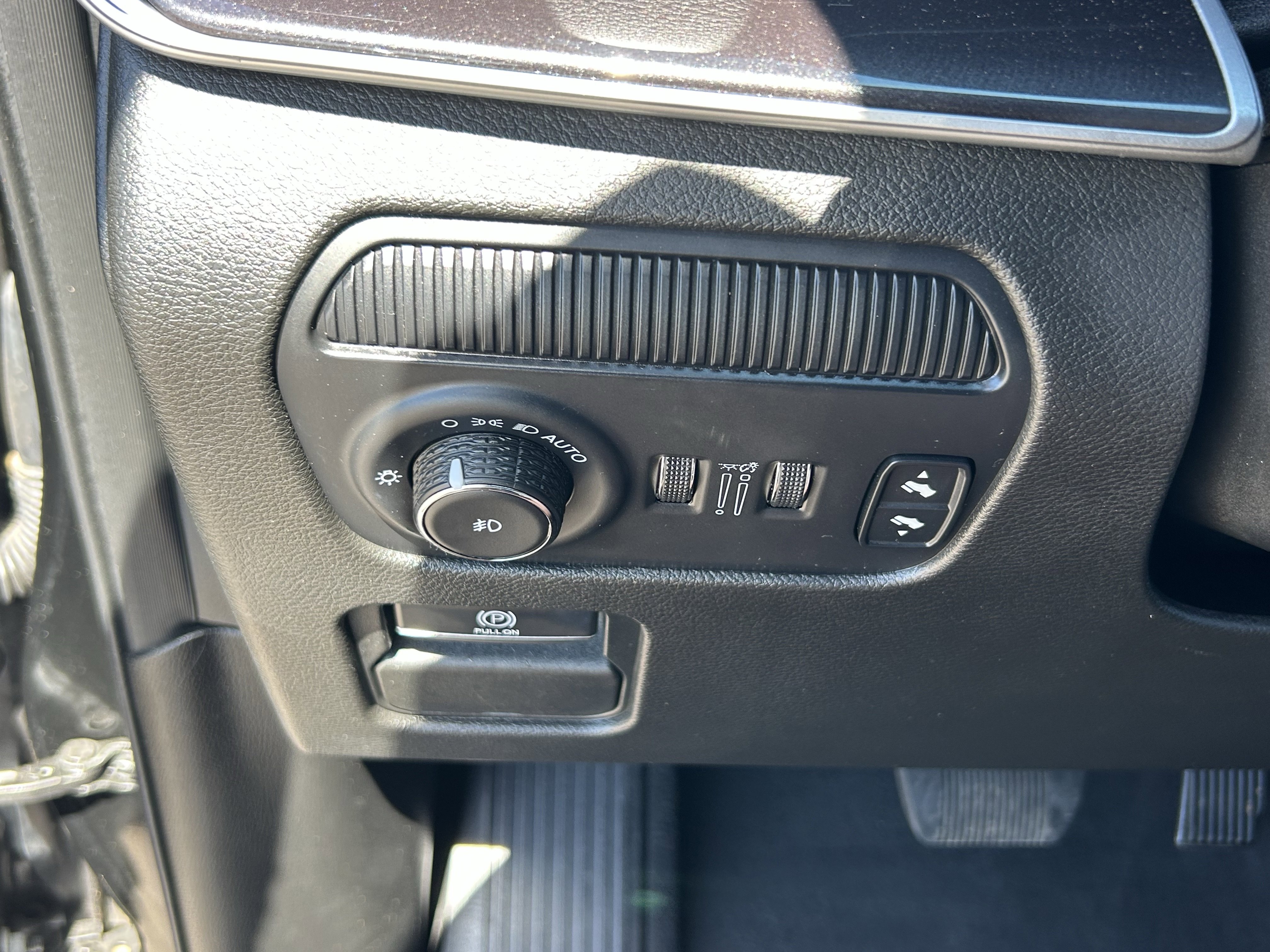 Used 2024 Diamond Black Crystal Pearlcoat Jeep Base image 31