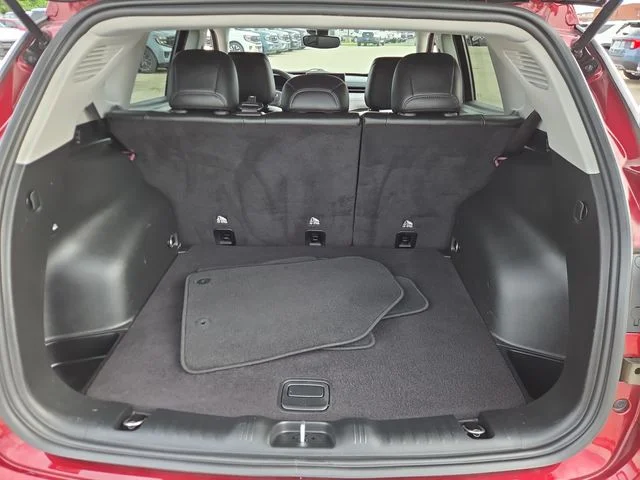 Used 2022 Red Jeep Latitude image 17