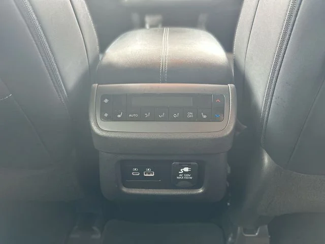 Used 2024 White Nissan Platinum image 25