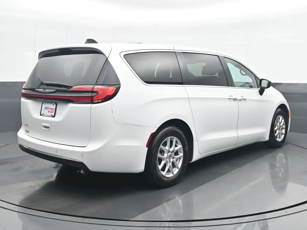 Used 2025 White Chrysler Select image 6