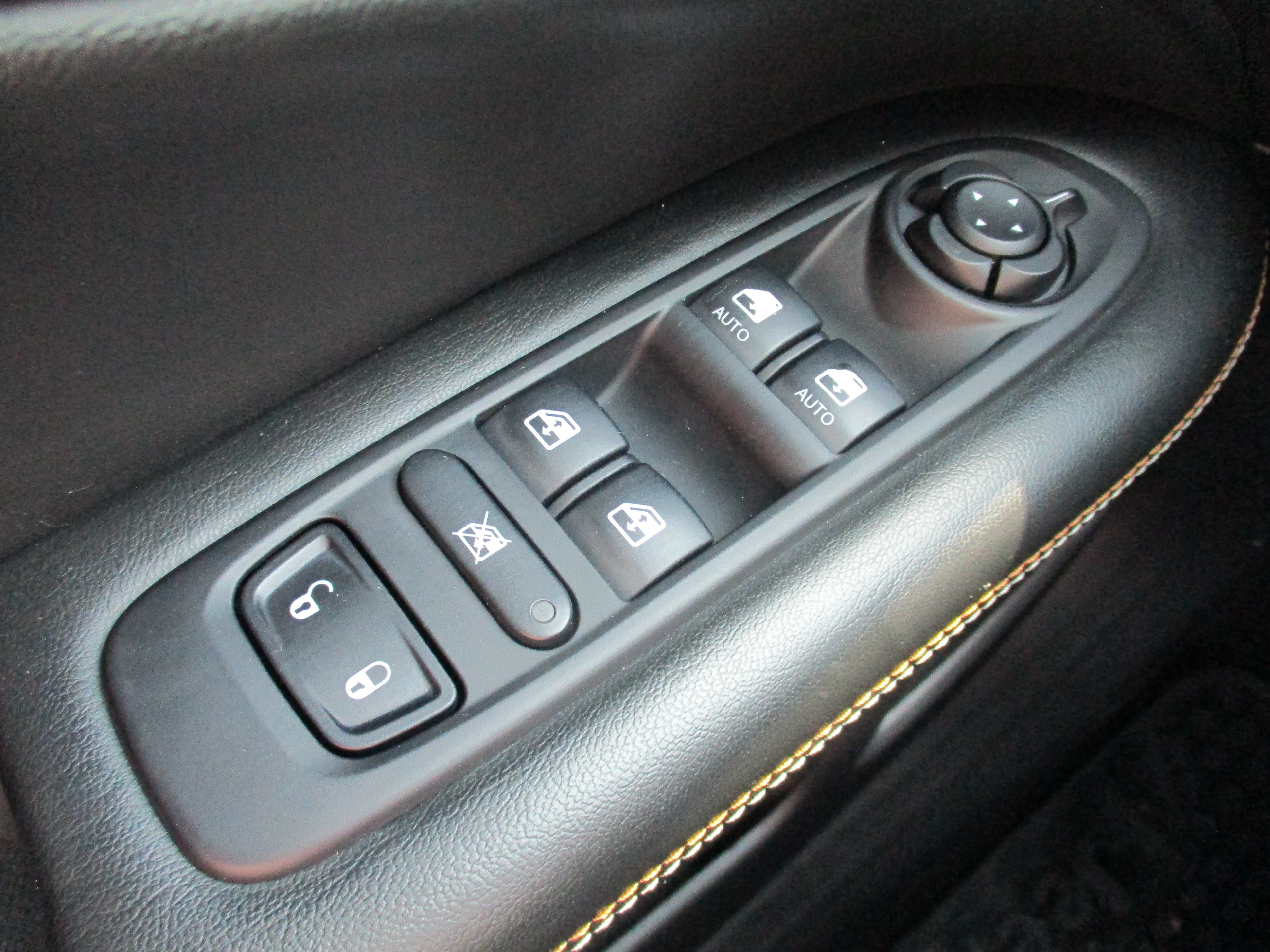 Used 2020 White Clearcoat Jeep Latitude image 25