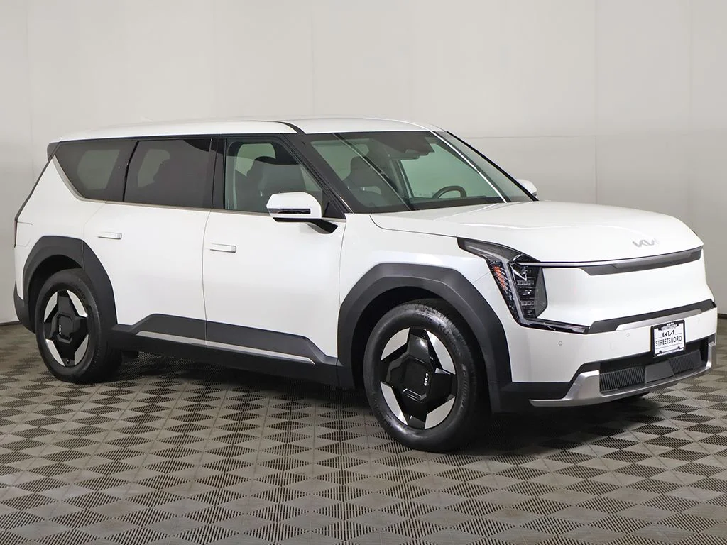 Used 2024 Kia EV9 Light with VIN KNDAA5S23R6033811 for sale in Streetsboro, OH