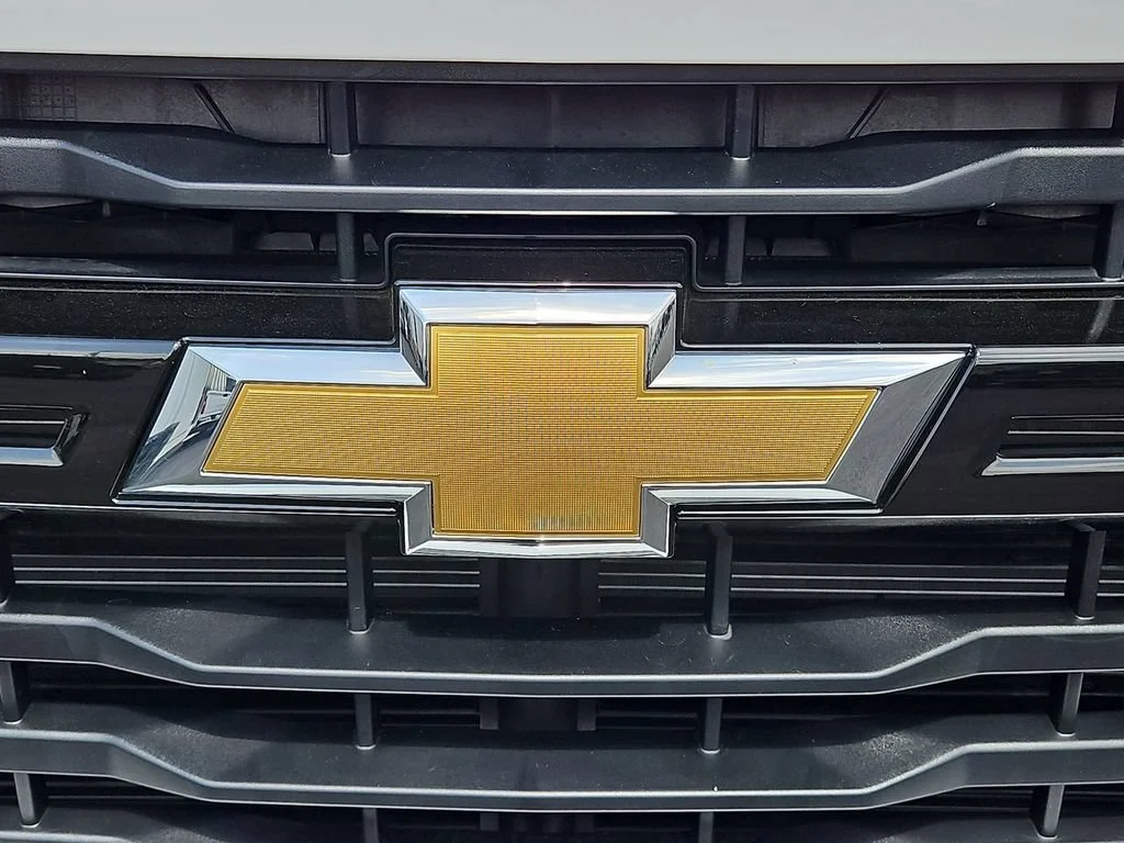 New 2026 Summit White Chevrolet WT image 22