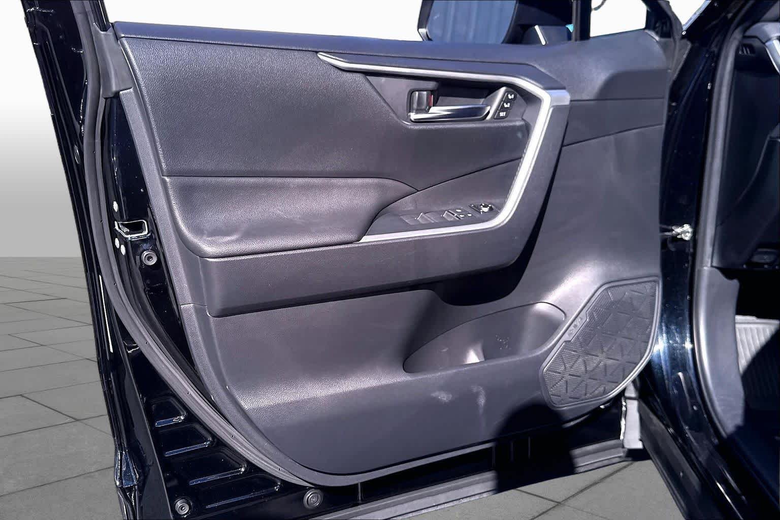 Used 2019 Midnight Black Metallic Toyota XLE Premium image 22