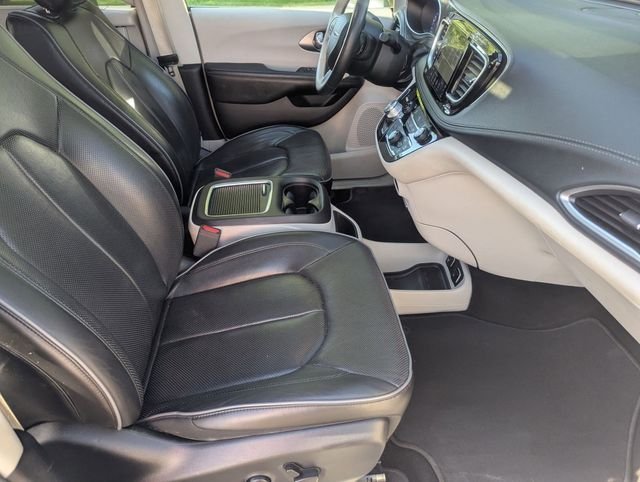 Used 2019 Billet Silver Metallic Clearcoat Chrysler Limited image 31
