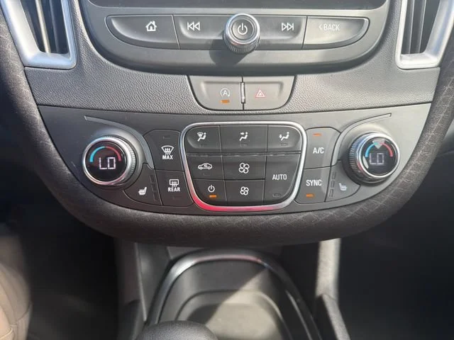 Used 2025 Summit White Chevrolet 1LT image 21