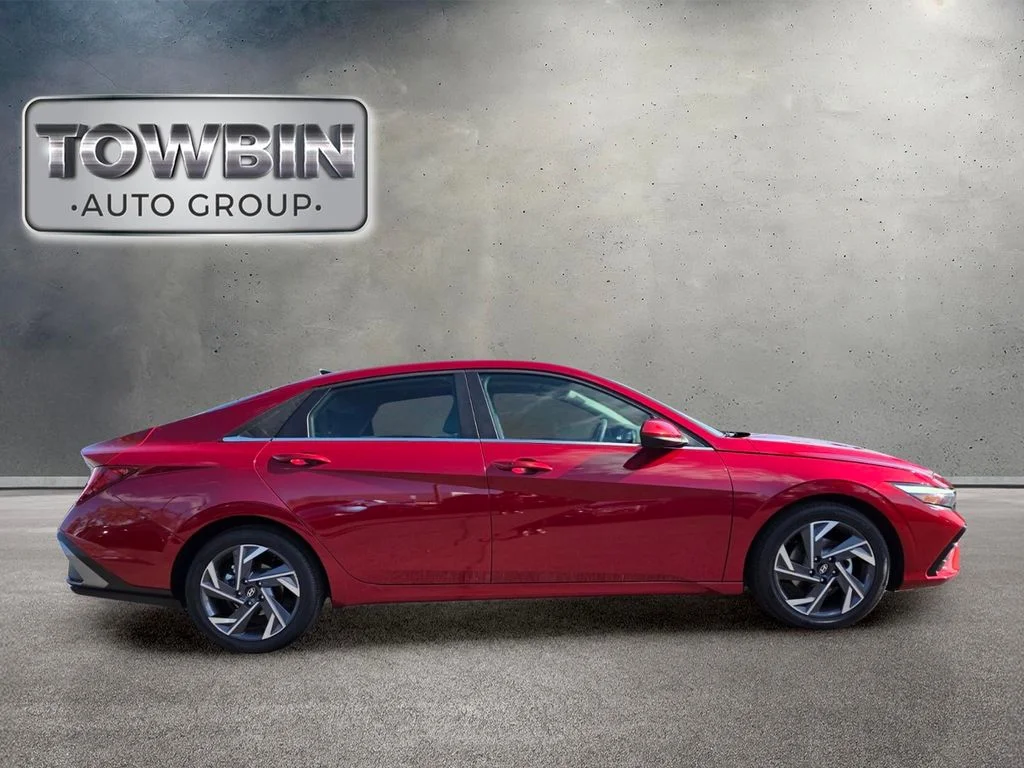 Used 2025 Red Hyundai SEL Convenience image 3