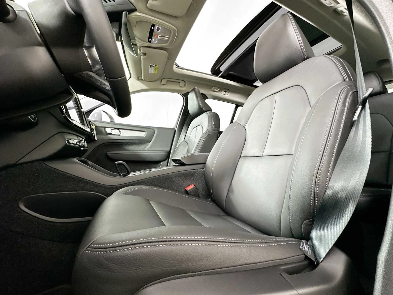 2025 Volvo XC40 Core - Photo 18