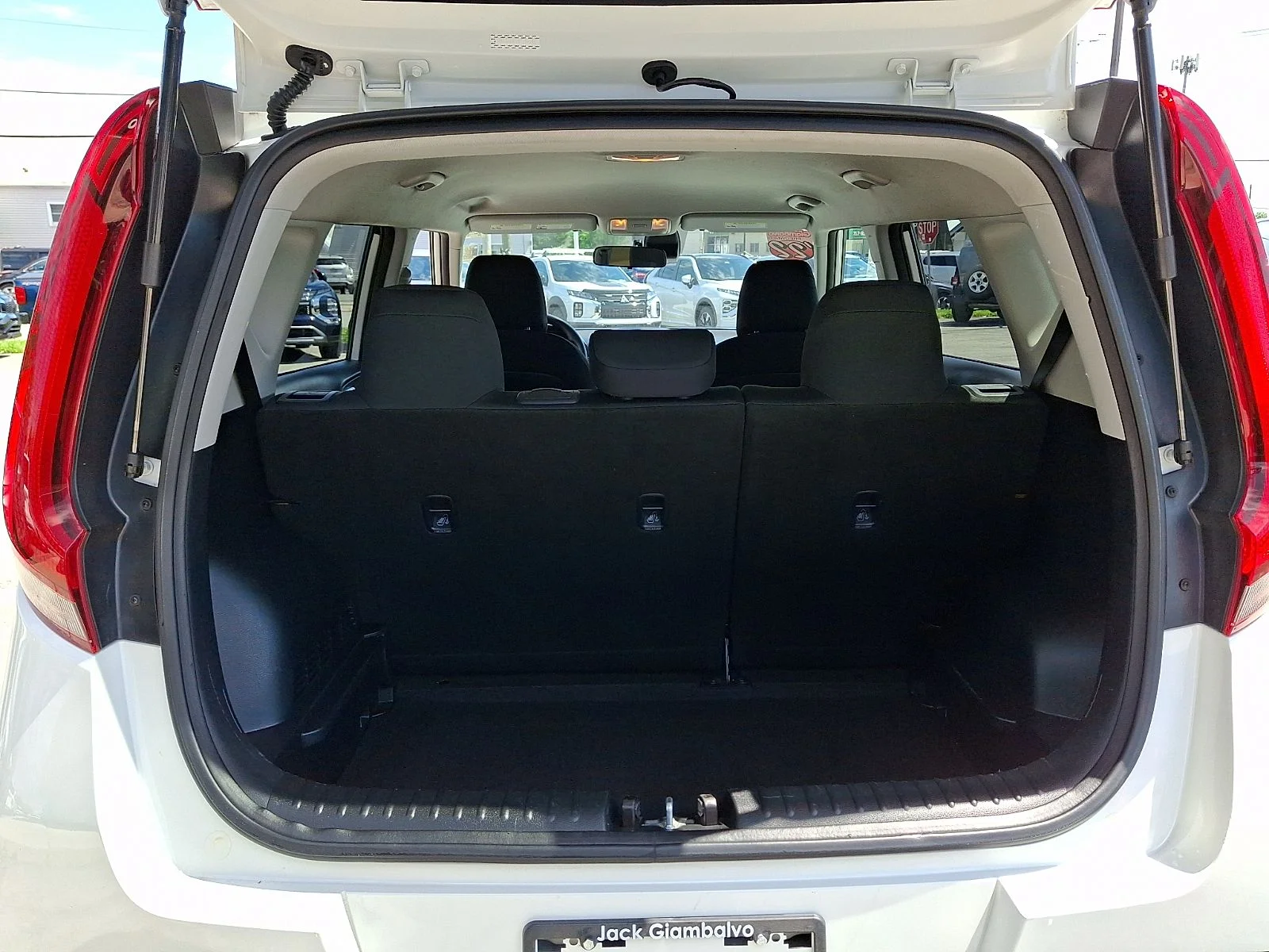 Used 2022 White Kia LX image 28
