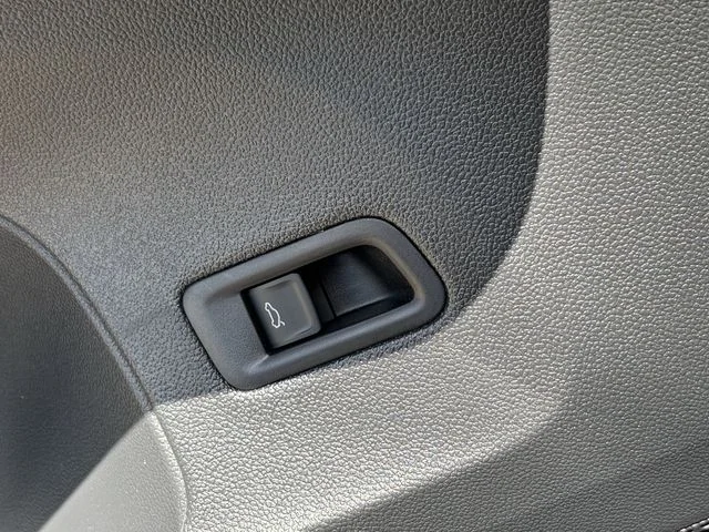 New 2026 Silver Volkswagen 2.0T SE w/Technology image 17