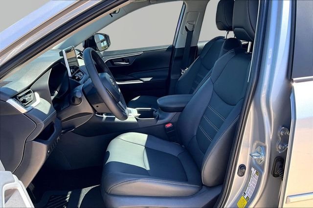 Used 2025 Silver Toyota XLE Premium image 27