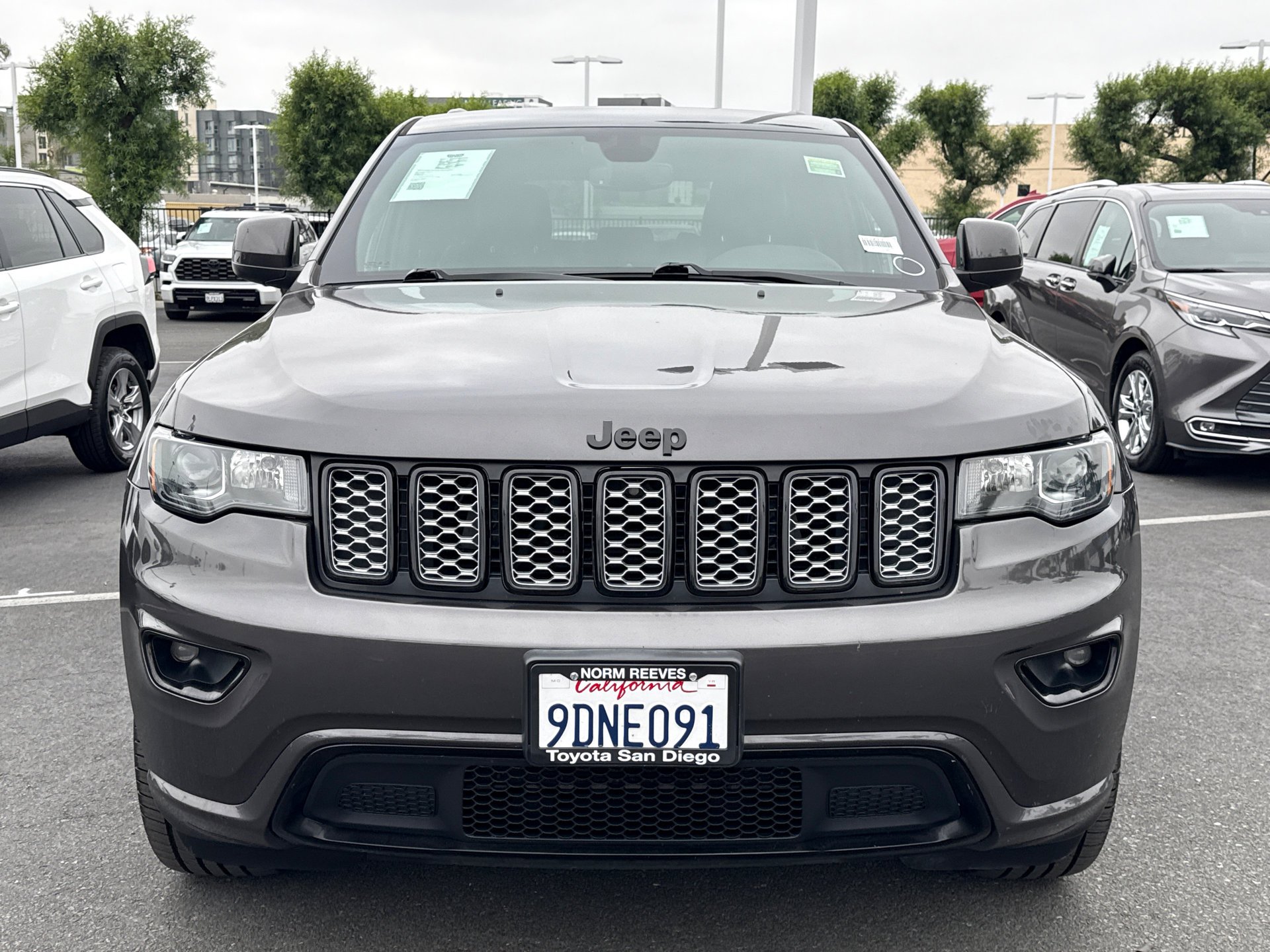 Used 2019 Granite Crystal Metallic Clearcoat Jeep Altitude image 6