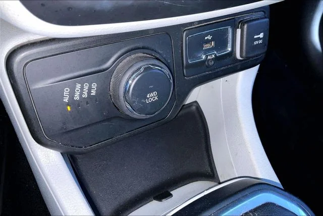 Used 2018 Gray Jeep Latitude image 24