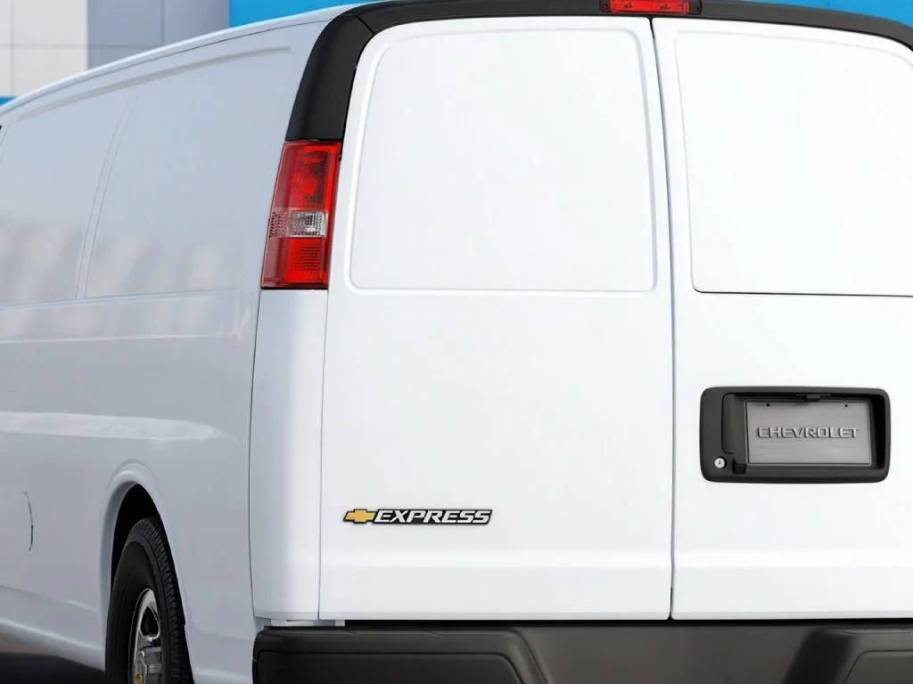 New 2026 Summit White Chevrolet 1WT image 7