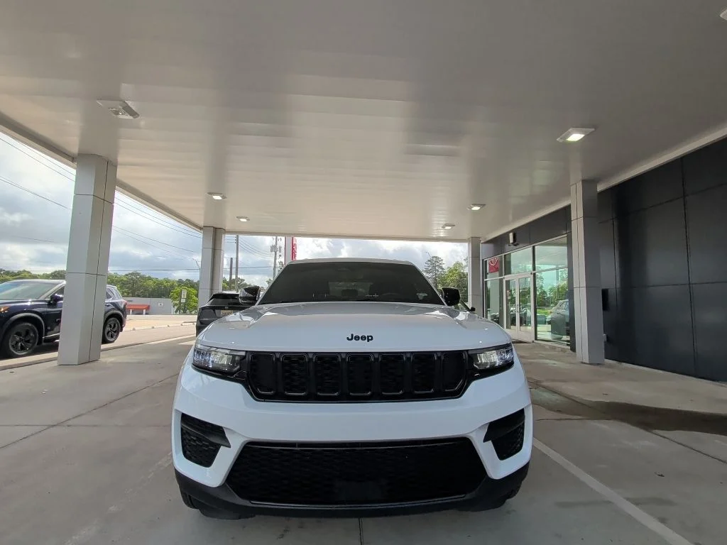 Used 2025 White Jeep Altitude X image 6