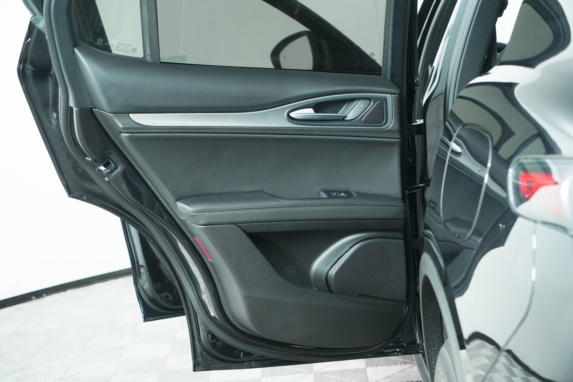 New 2025 Vulcano Black Metallic Exterior Paint Alfa Romeo Base image 17