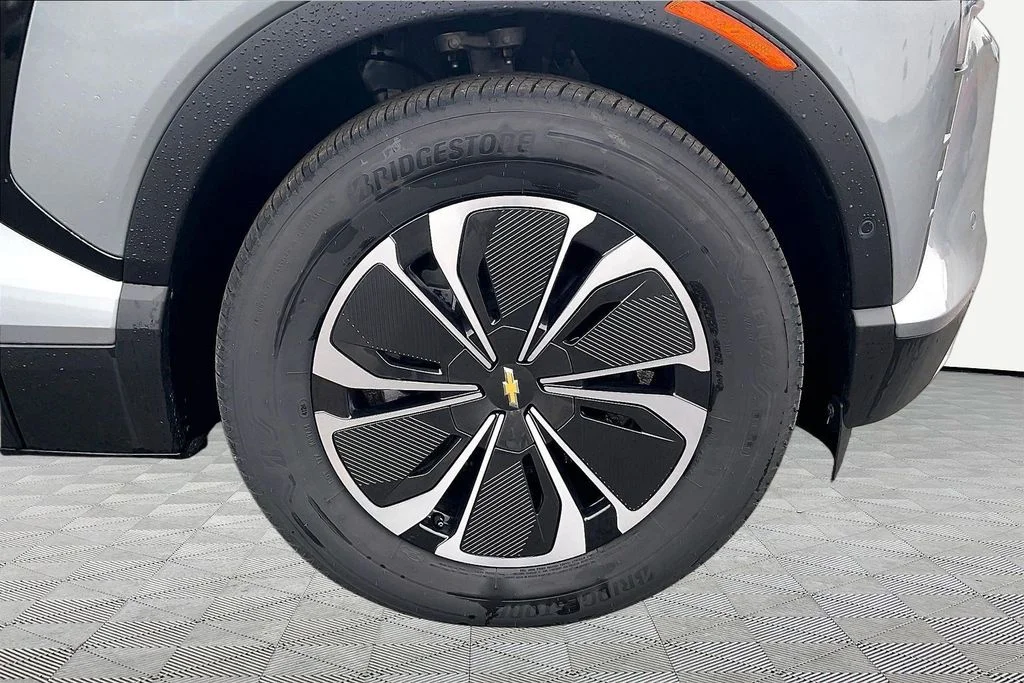 New 2025 Sterling Gray Metallic Chevrolet LT image 15