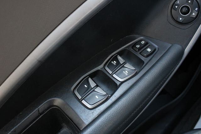 Used 2015 Sparkling Silver Hyundai Base image 7
