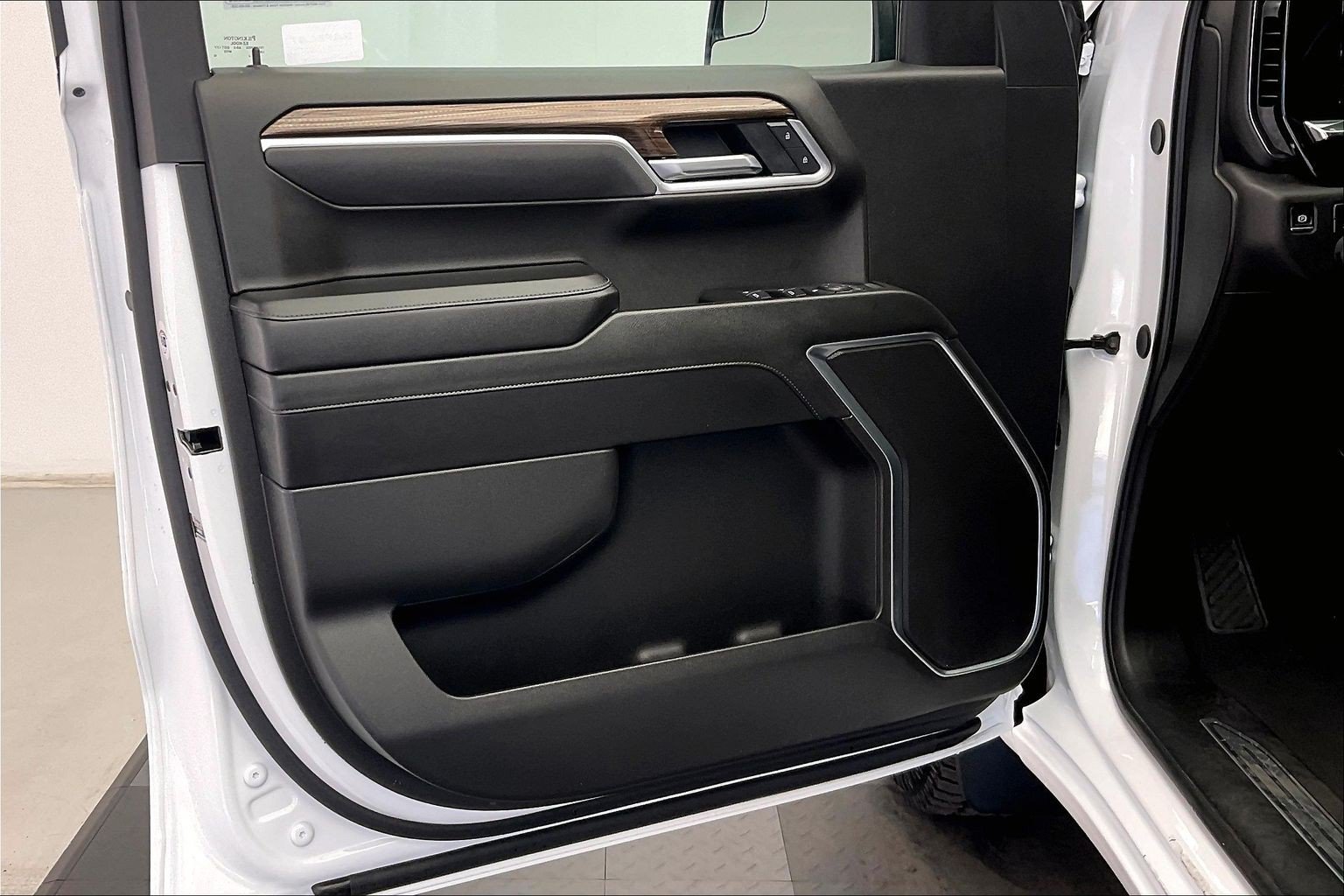 Used 2025 Summit White Chevrolet LT image 25