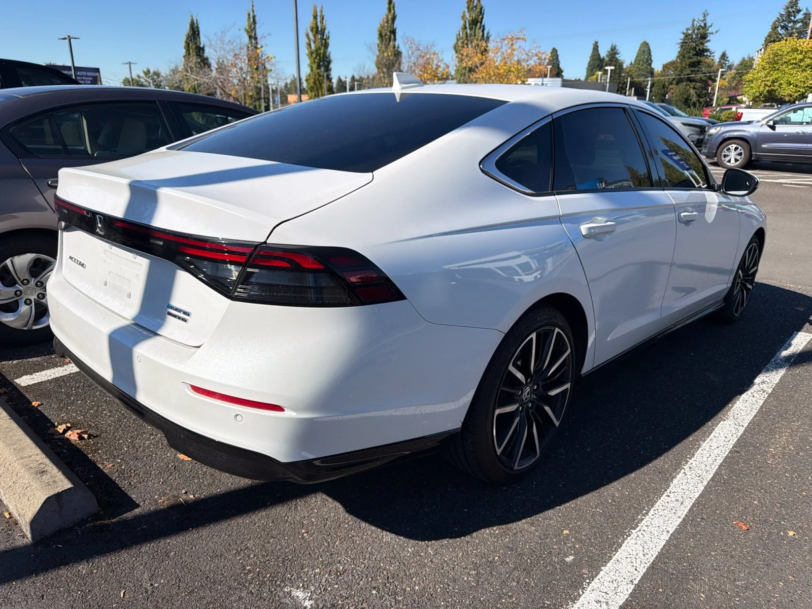 Used 2025 Platinum White Pearl Honda Touring image 4