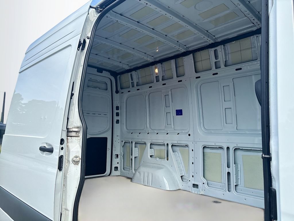 Used 2024  Mercedes-Benz Cargo 144 WB image 18