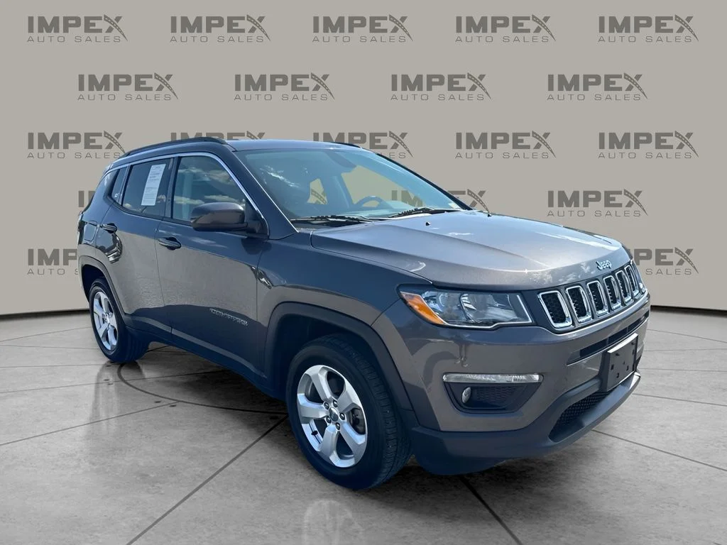Used 2018 Gray Jeep Latitude image 4