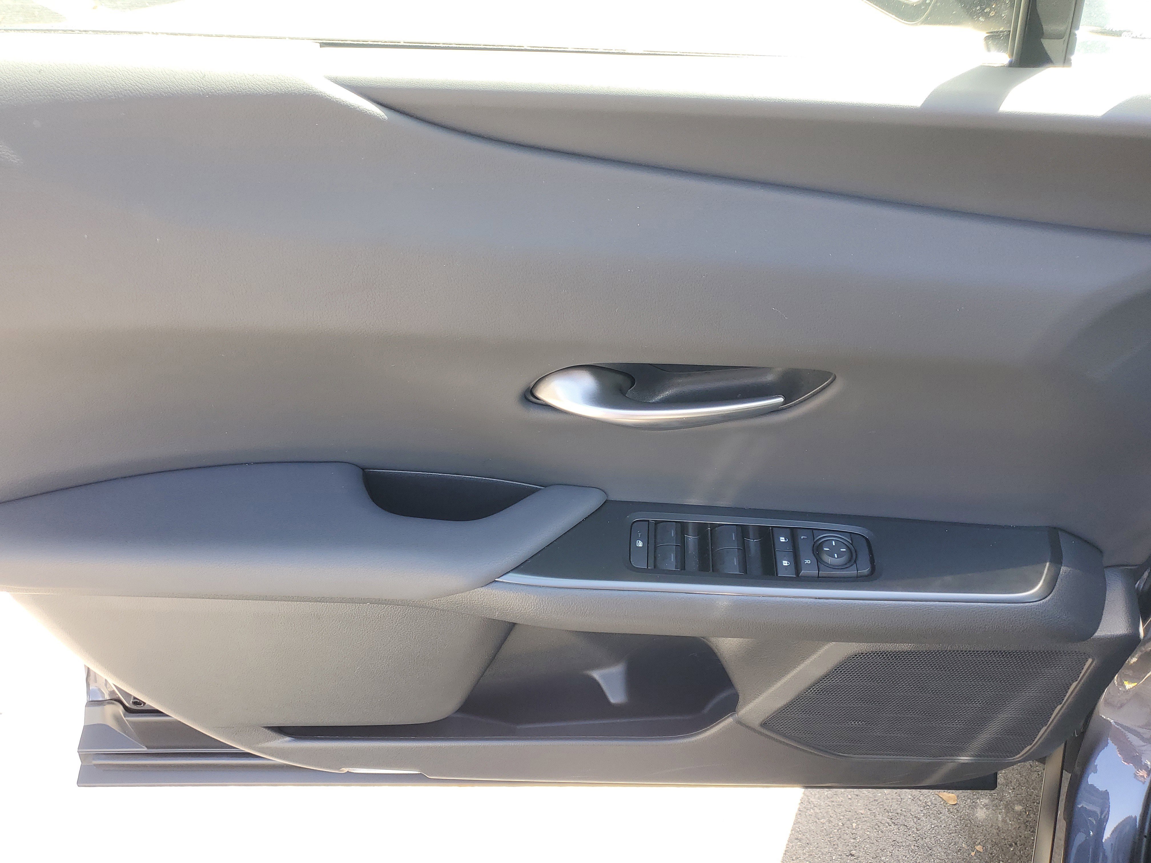 2025 Lexus UX Hybrid 300h - Photo 19