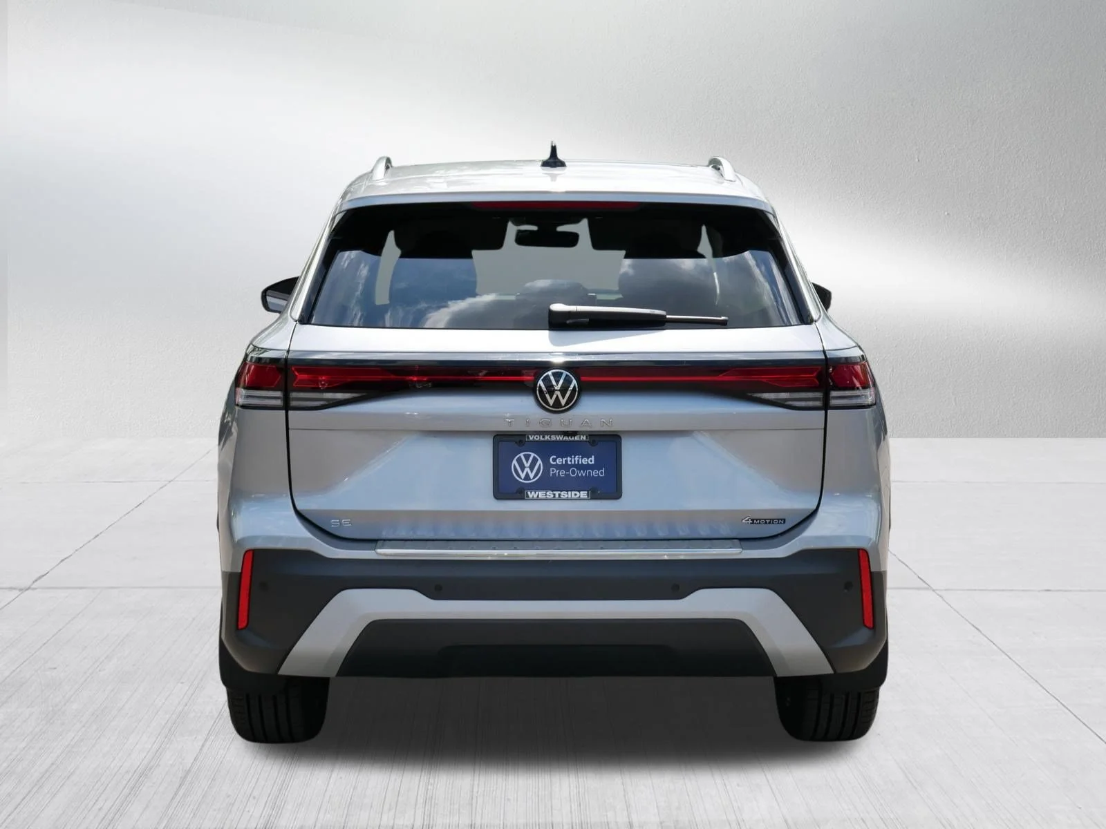 Certified Used 2025 Pyrite Silver Metallic Volkswagen SE image 6