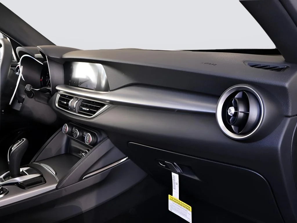 New 2025 Vulcano Black Metallic Exterior Paint Alfa Romeo Base image 11