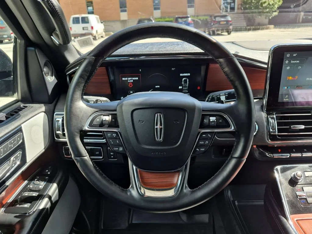 Used 2020 Black Lincoln Reserve image 17