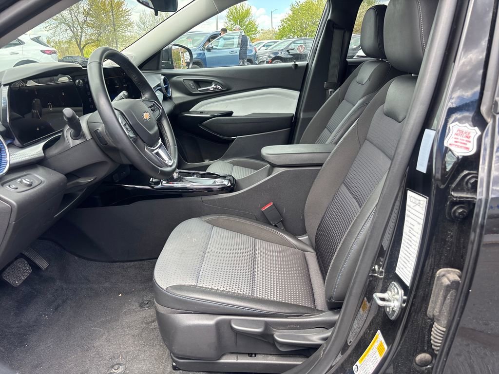 2025 Chevrolet Trax LT - Photo 11