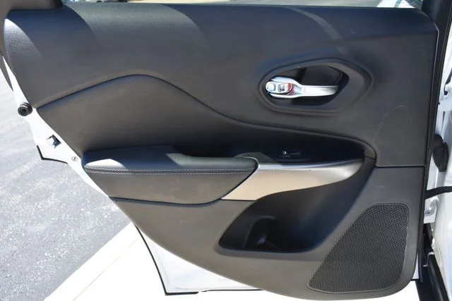 Used 2020 White Jeep Latitude image 12