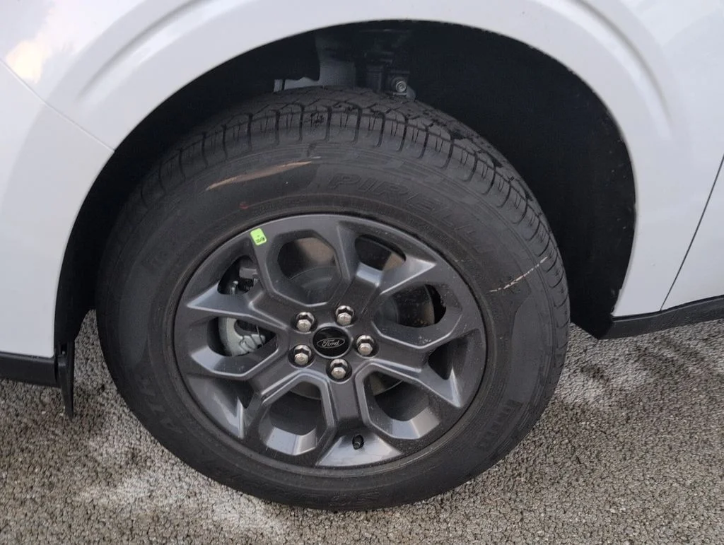 New 2025 Oxford White Ford XLT image 5