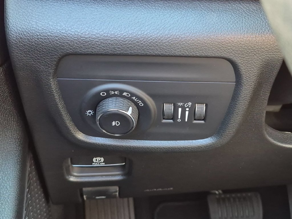New 2026 Bright White Clear-Coat Exterior Paint Jeep Limited image 18