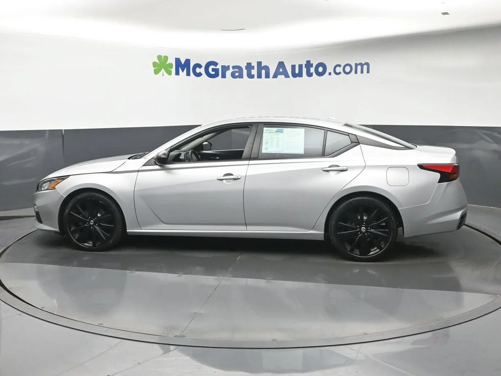 Used 2020 Silver Nissan 2.5 SR image 23