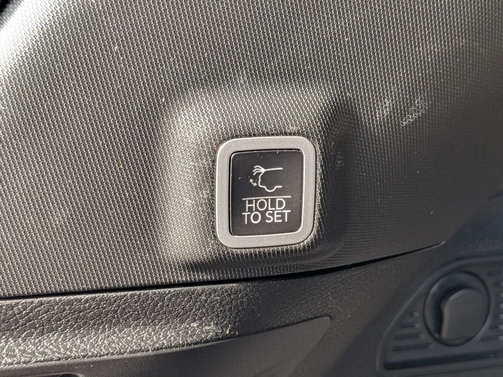 Used 2023 Red Jeep Altitude X image 7